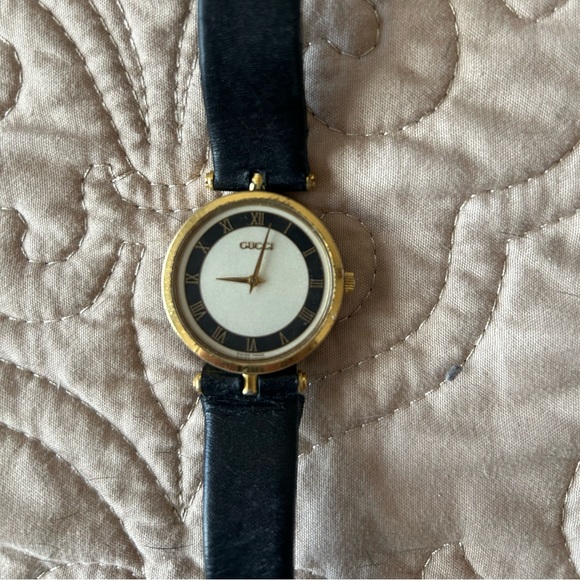 authentic leather gucci watch does need a new battery and is lightly worn. - Picture 2 of 3